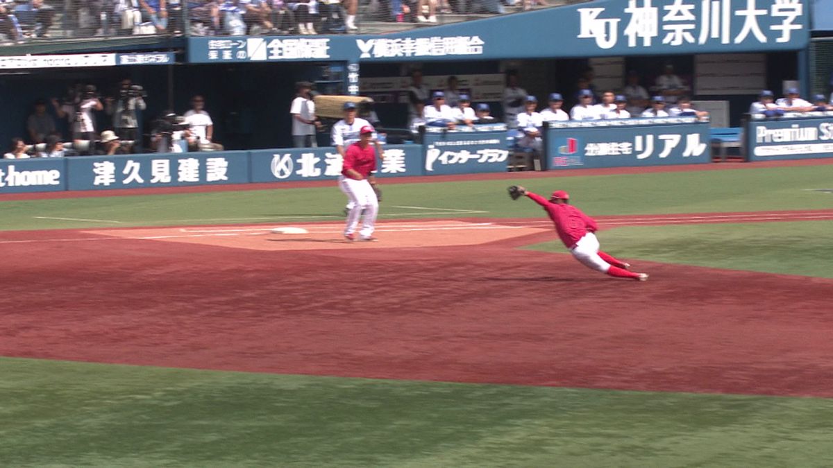 ファインプレーを見せる広島・矢野雅哉選手