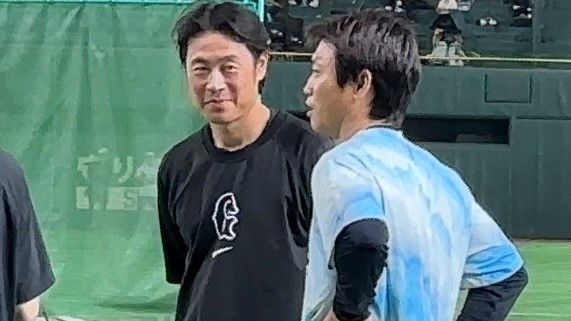 「見て学んできた」巨人・亀井コーチ　1学年上のヤクルト・青木宣親をねぎらう　「偉大すぎて」