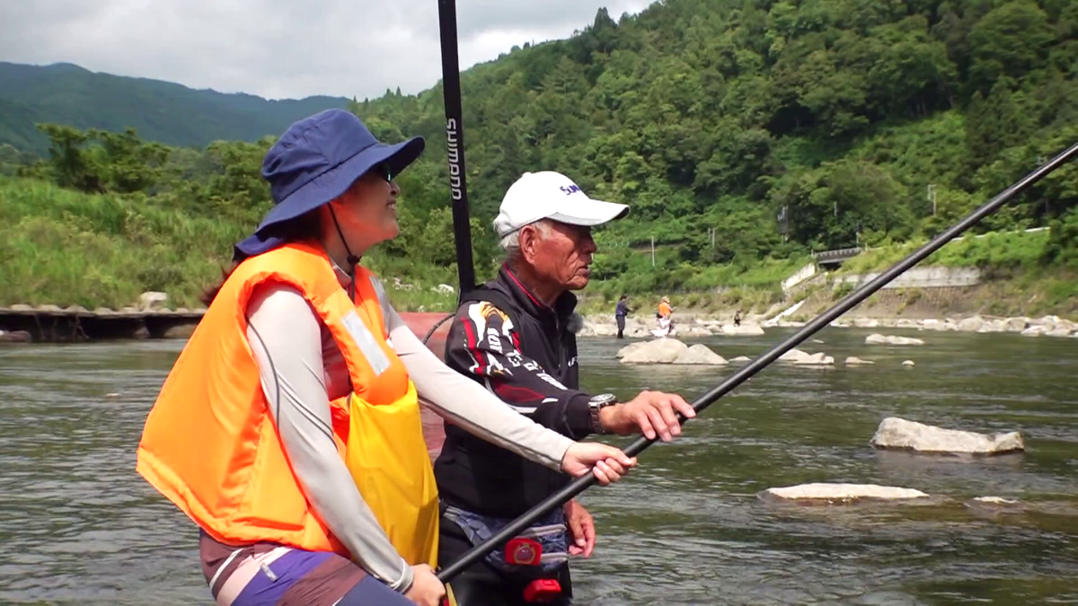 名人がアユ釣りのコツを伝授