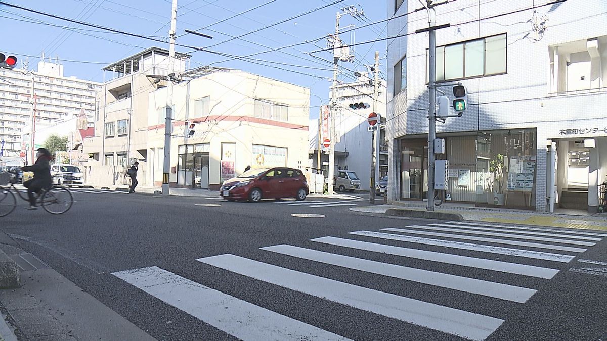 道路を横断中の高齢女性が車にはねられ足の骨折る大けが ひき逃げ事件として捜査 愛媛・松山市 