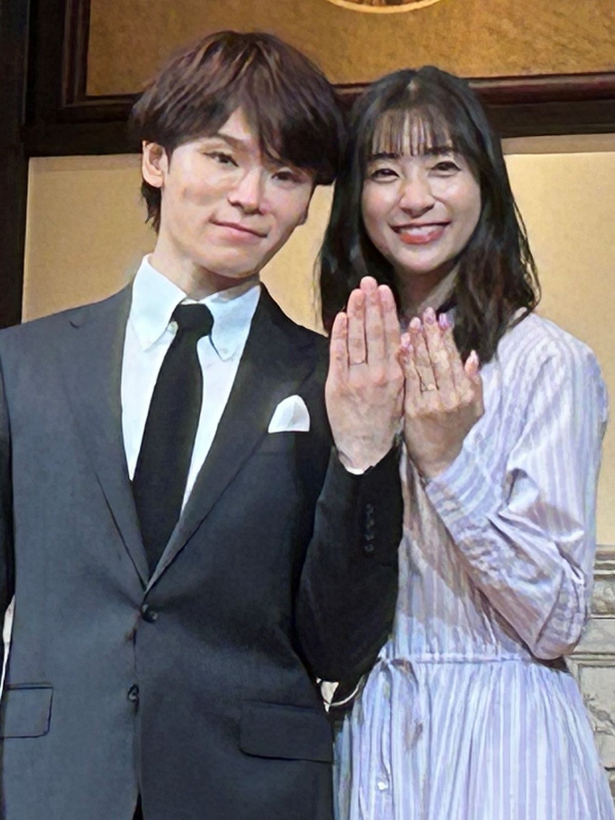 足立梨花　夫とそろって結婚会見　サプライズプロポーズで「自然と涙があふれて」