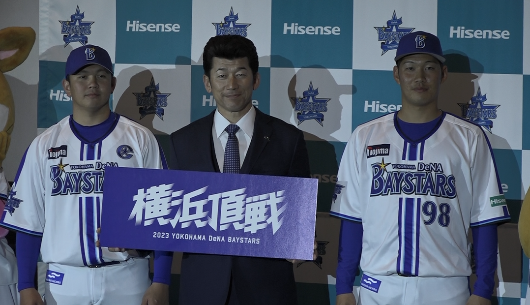 左から山崎康晃投手、三浦大輔監督、京田陽太選手