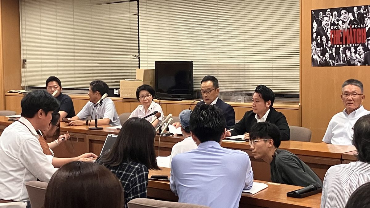 自民党兵庫県議団の会見（6日夜）