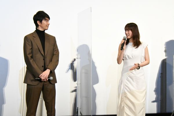 （左から）長谷川博己さん、綾瀬はるかさん