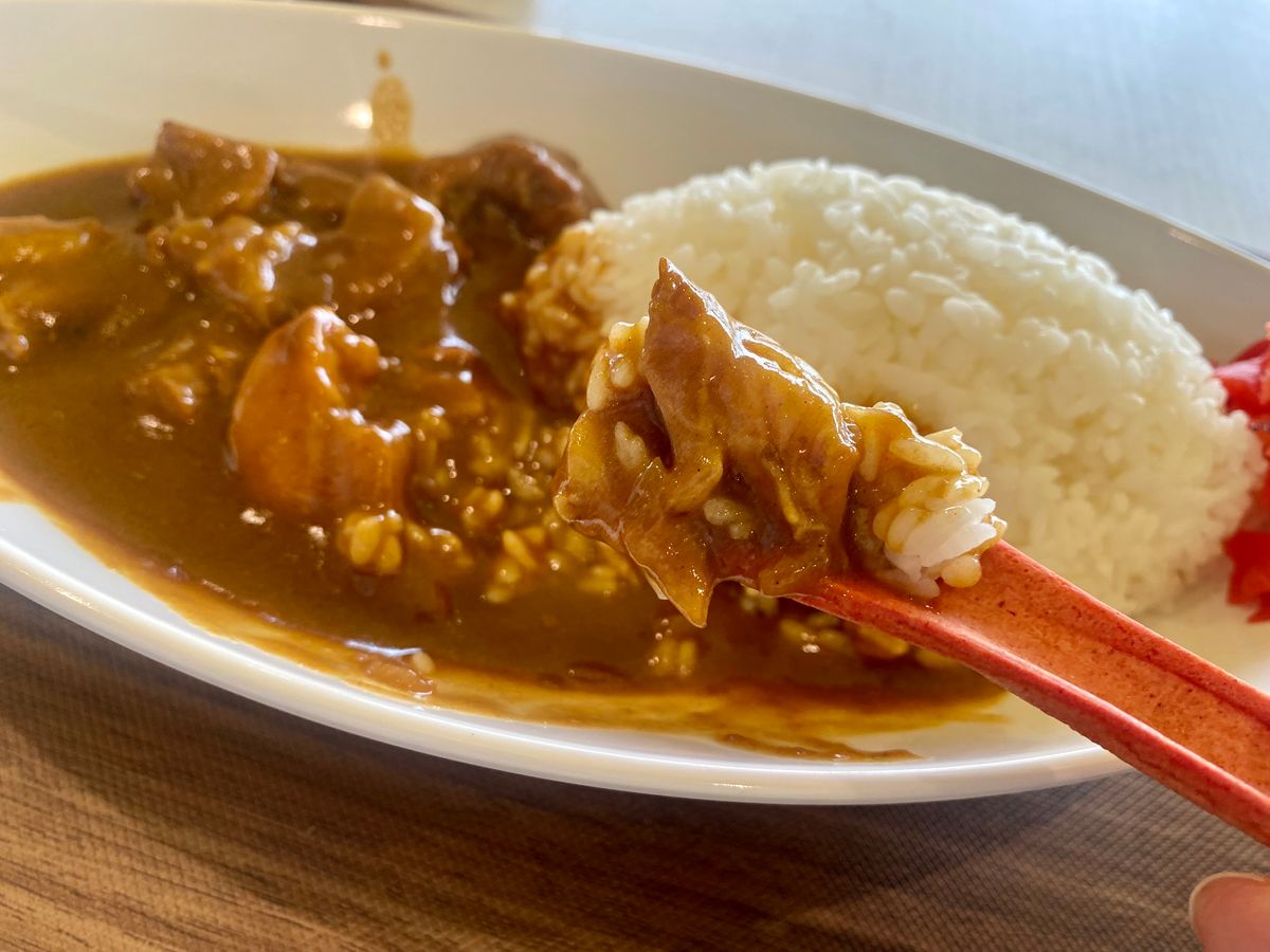 「本当においしい…？」ビーツ味・抹茶味の食べられるスプーンでカレーライスを実食！　温かい緑茶にはかぼちゃ味、500回以上かき混ぜたあとに起きた“変化”とは…？　【中京テレビ「あなたの真ん中取材班」】