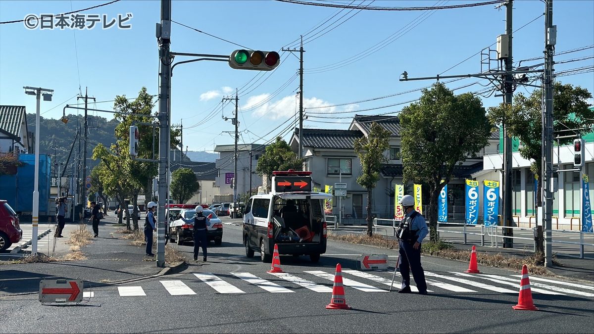 信号のないT字路の横断歩道　普通乗用車が歩行者はねる　男性が重体　鳥取県鳥取市