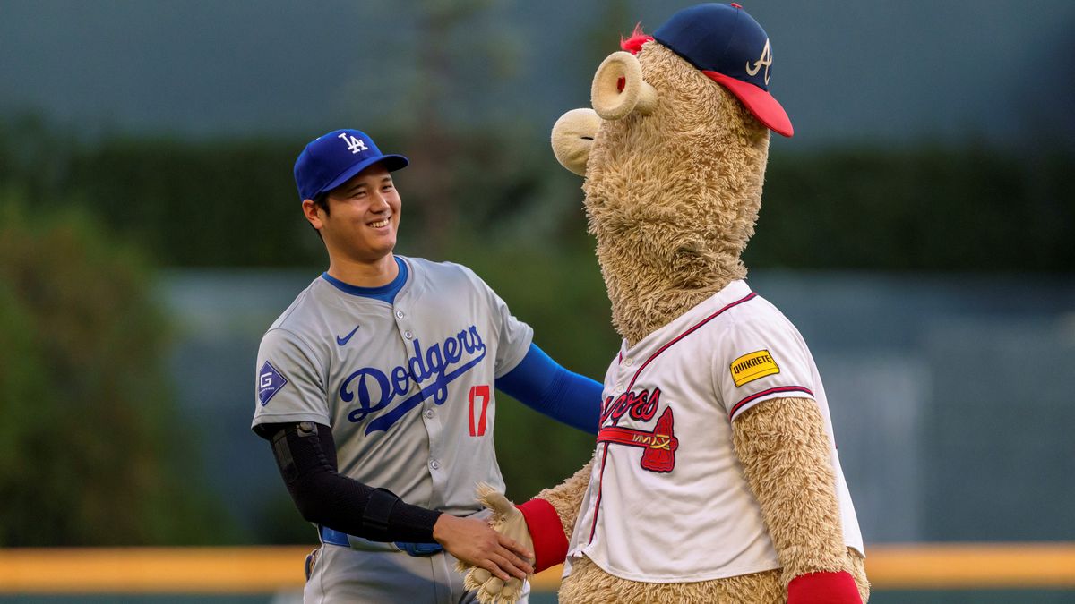 敵地マスコットキャラクターと握手をかわす大谷翔平選手(写真：AP/アフロ)