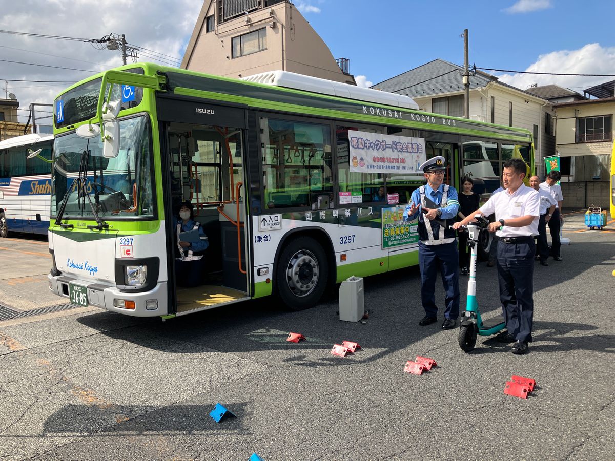 バス運転手対象に電動キックスケーター講習会　巻き込み事故防ぐため死角体験も　東京・豊島区