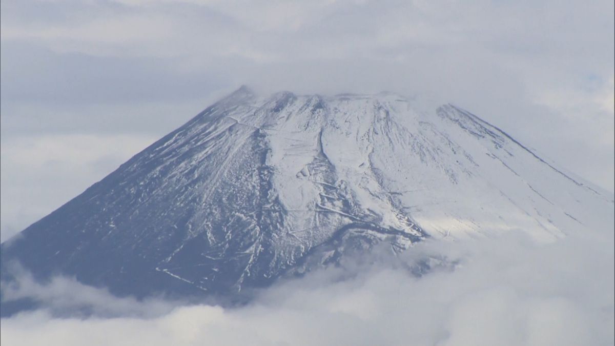 富士山で初冠雪　平年より２２日遅く