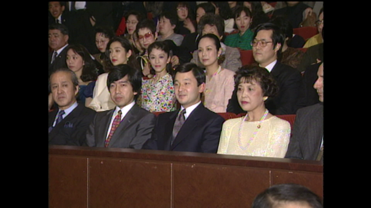 故高円宮さまと並んでご鑑賞される天皇陛下（当時：皇太子さま）。1992年3月、東京簡易保険ホールで