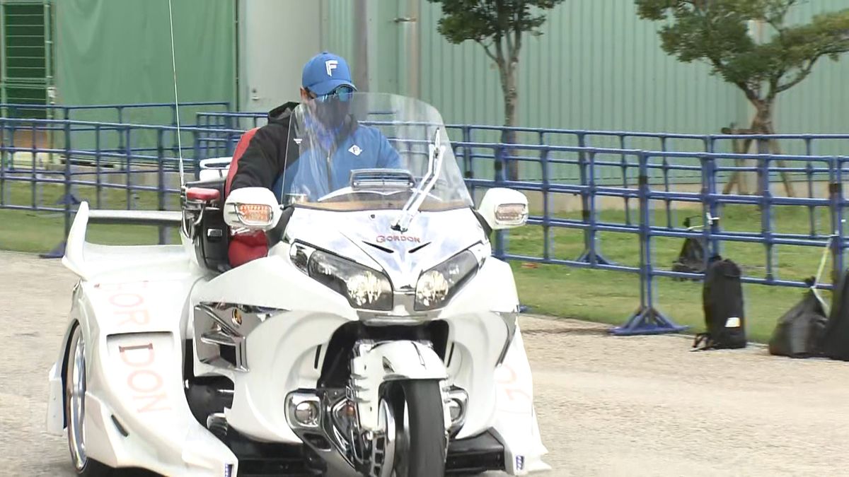 日本ハムの新庄剛志ビッグボス始動　高級3輪バイクで登場「今日楽しみます！」