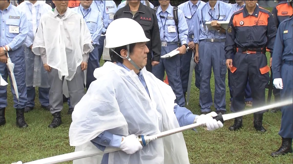 防災訓練に首相参加　モノレールから搬送も