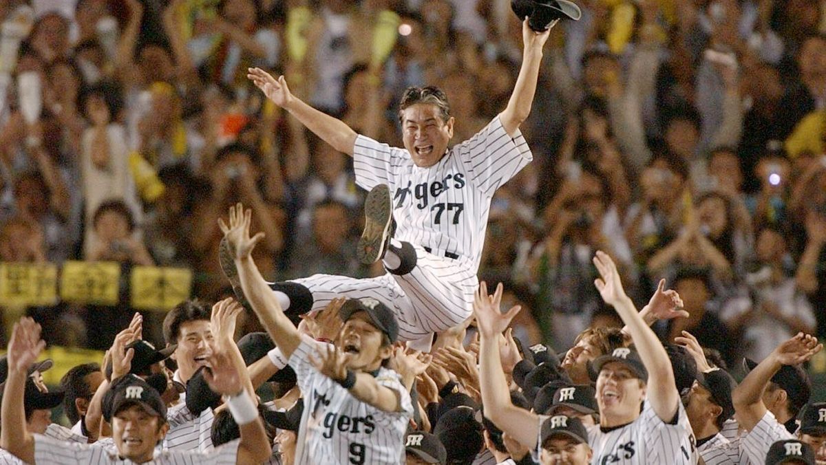2003年、阪神を優勝に導き胴上げされる当時の星野仙一監督(写真：時事)