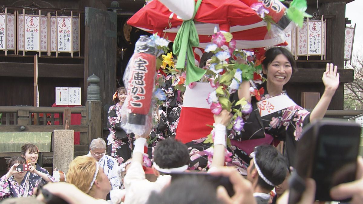 大阪三大夏祭り「愛染まつり」始まる　宝恵駕籠パレードで愛染娘たちが町の中を練り歩く　大阪