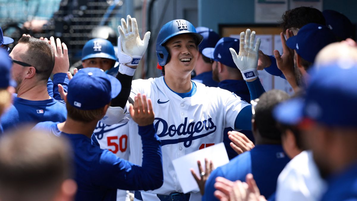 今季初マルチ本塁打を放ちベンチで祝福を受けるドジャースの大谷翔平選手(写真：USA TODAY Sports/ロイター/アフロ)