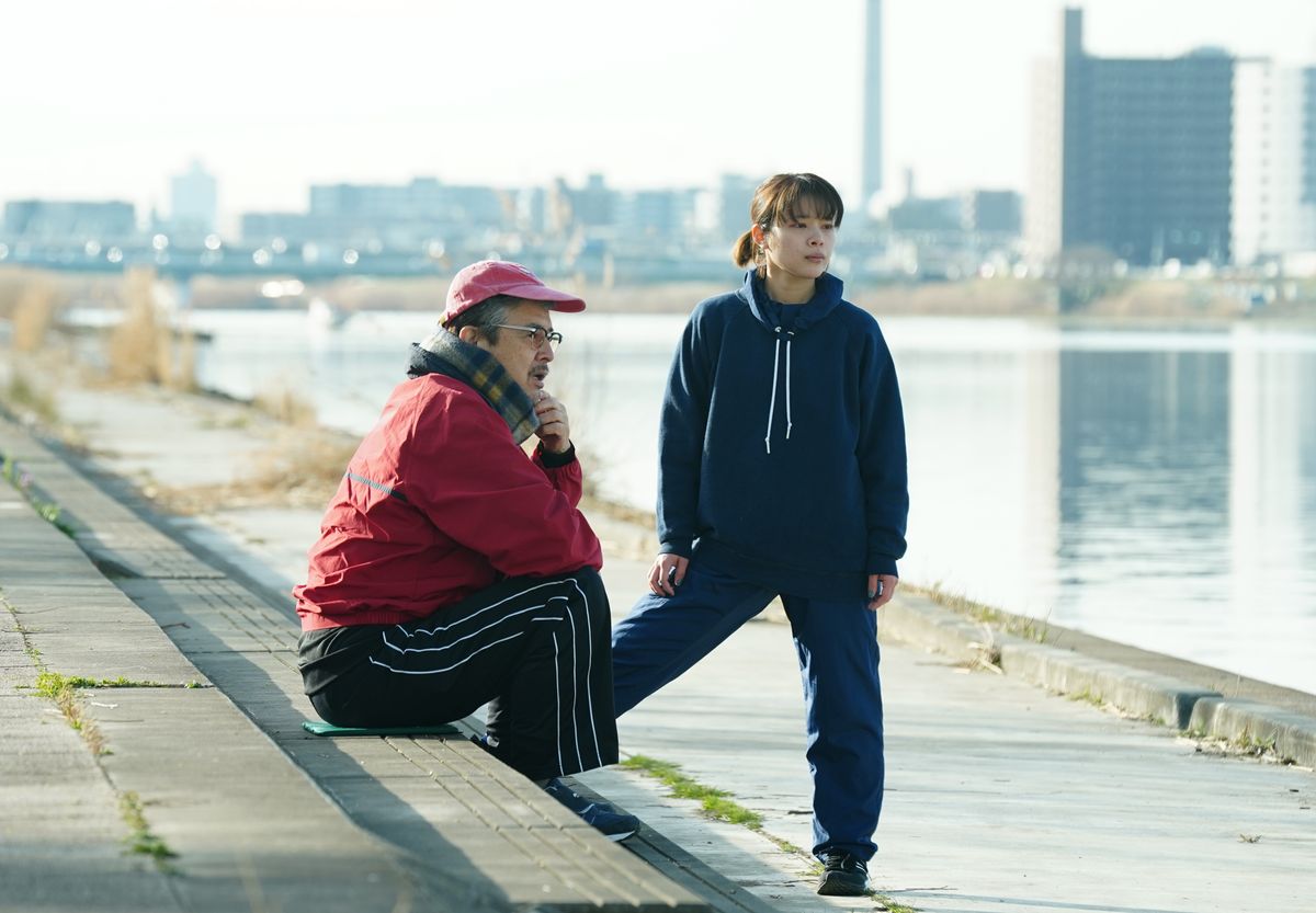 （左）三浦友和さん（右）岸井ゆきのさん （C）2022映画「ケイコ 目を澄ませて」製作委員会/COMME DES CINÉMAS
