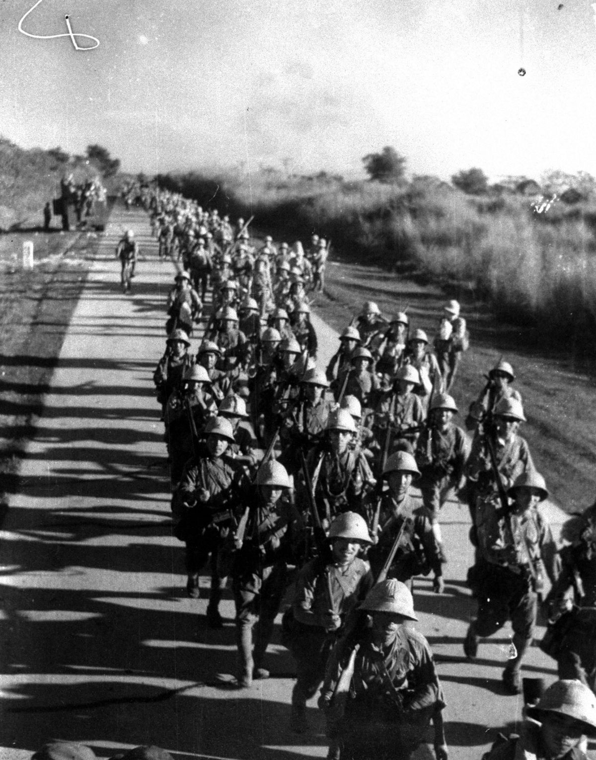 1942年1月　　マニラに進軍する旧日本軍