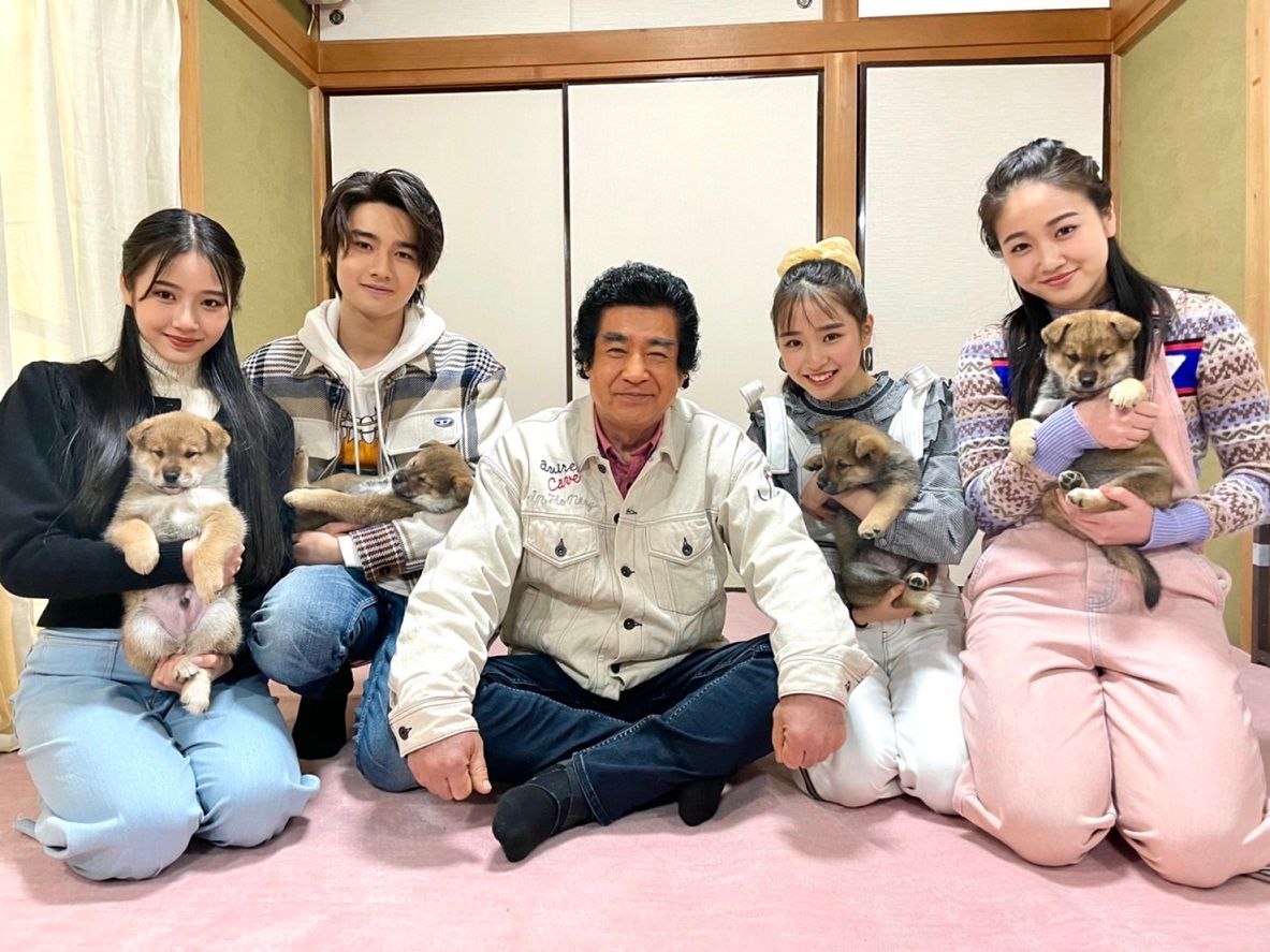 四国犬の子犬を抱く藤岡弘、さんと4人の子供