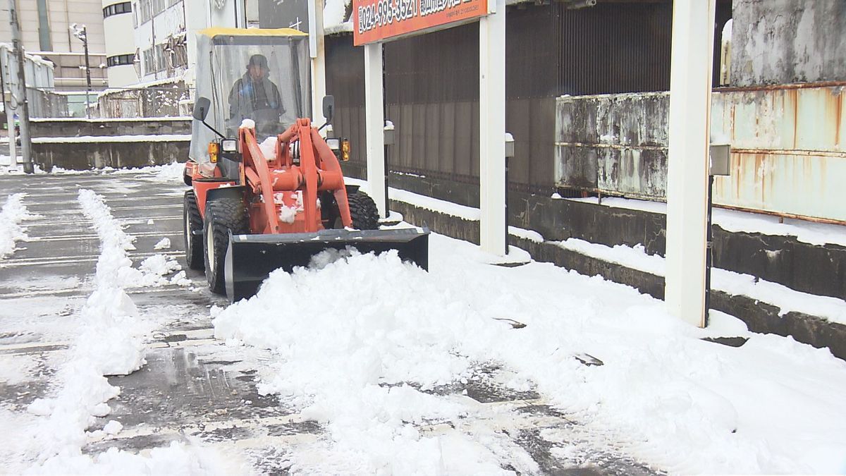 湿った重い雪が福島空港で18センチ　JR奥羽線や東京行きの高速バスに影響も・福島県