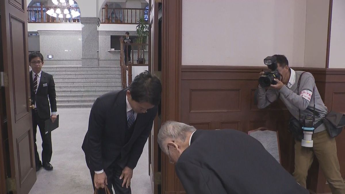 斎藤知事に謝罪する相生市・谷口芳紀市長（26日）