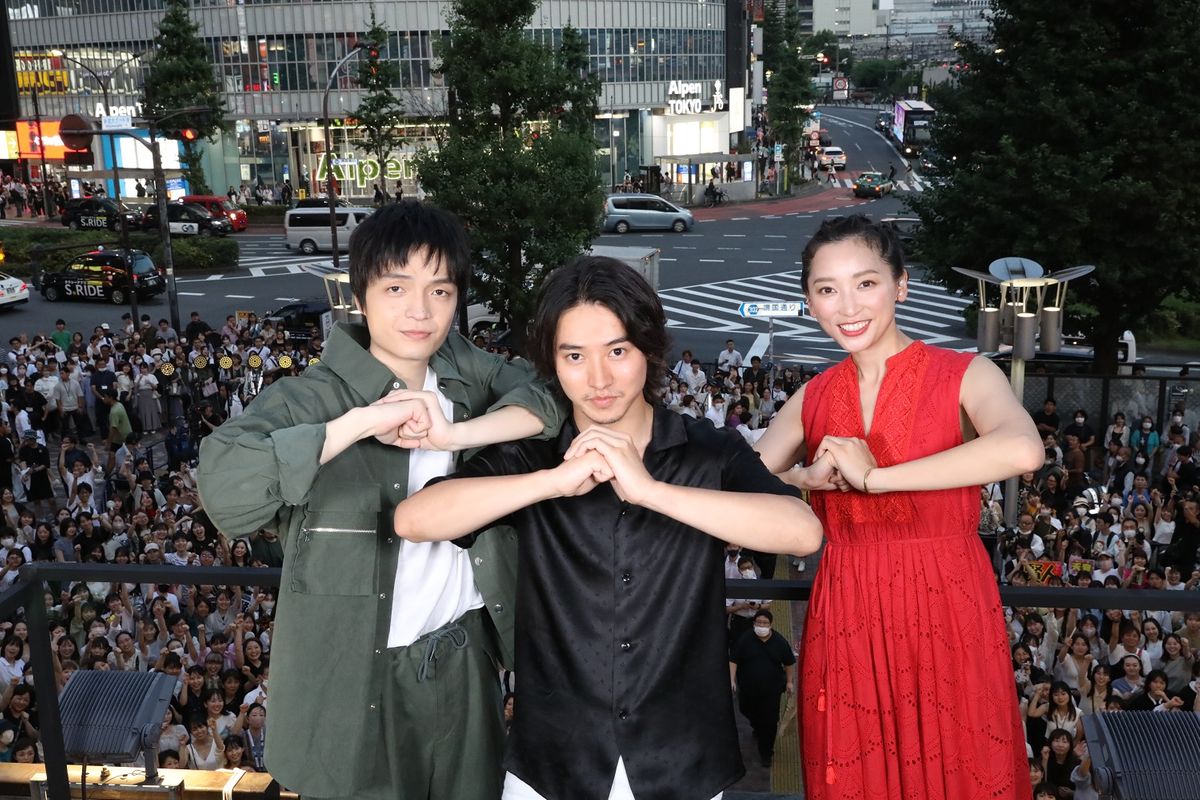 （左から）岡山天音さん、山﨑賢人さん、杏さん