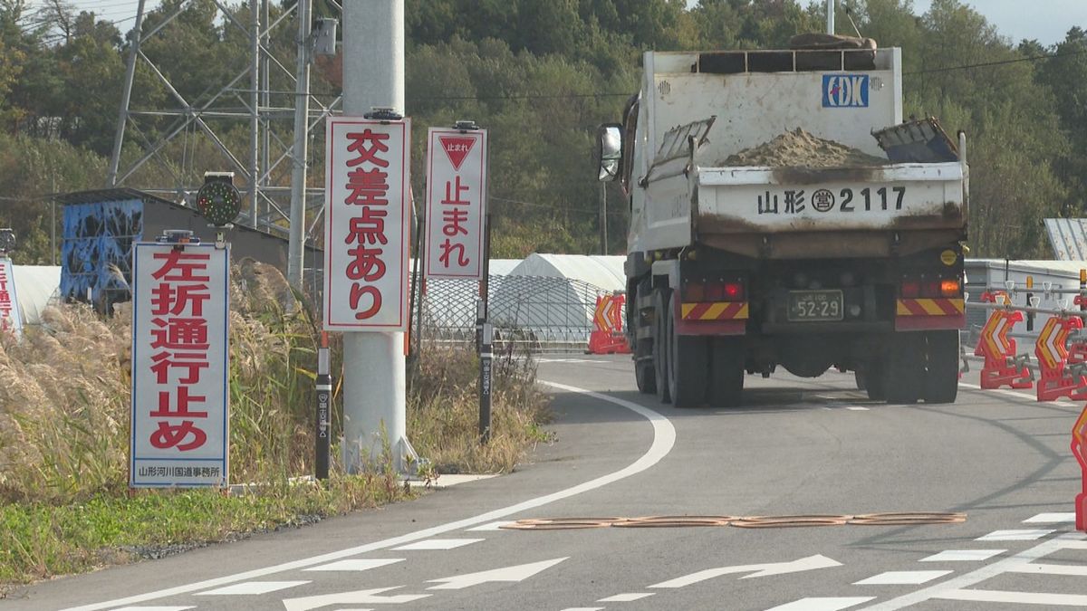 長井市で親子2人が死亡した事故現場　緊急対策で注意喚起の看板や「ドットライン」など設置　