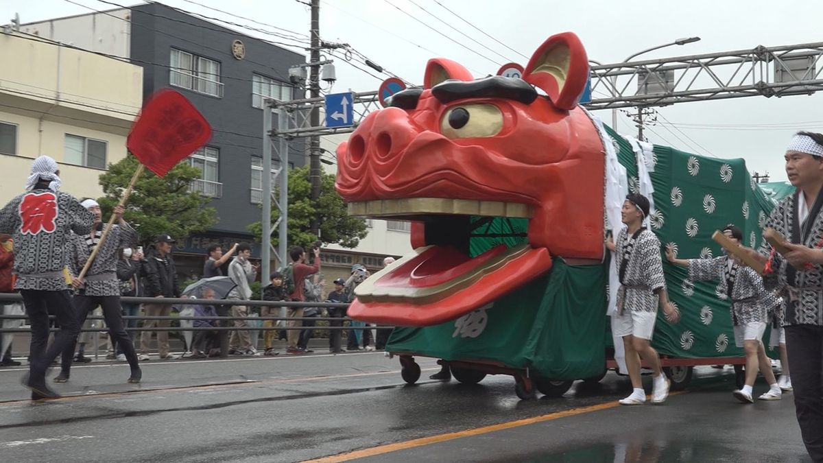 「酒田まつり」本祭り　直径2メートルの大獅子の頭に入り無病息災祈願　山車行列も威勢よく