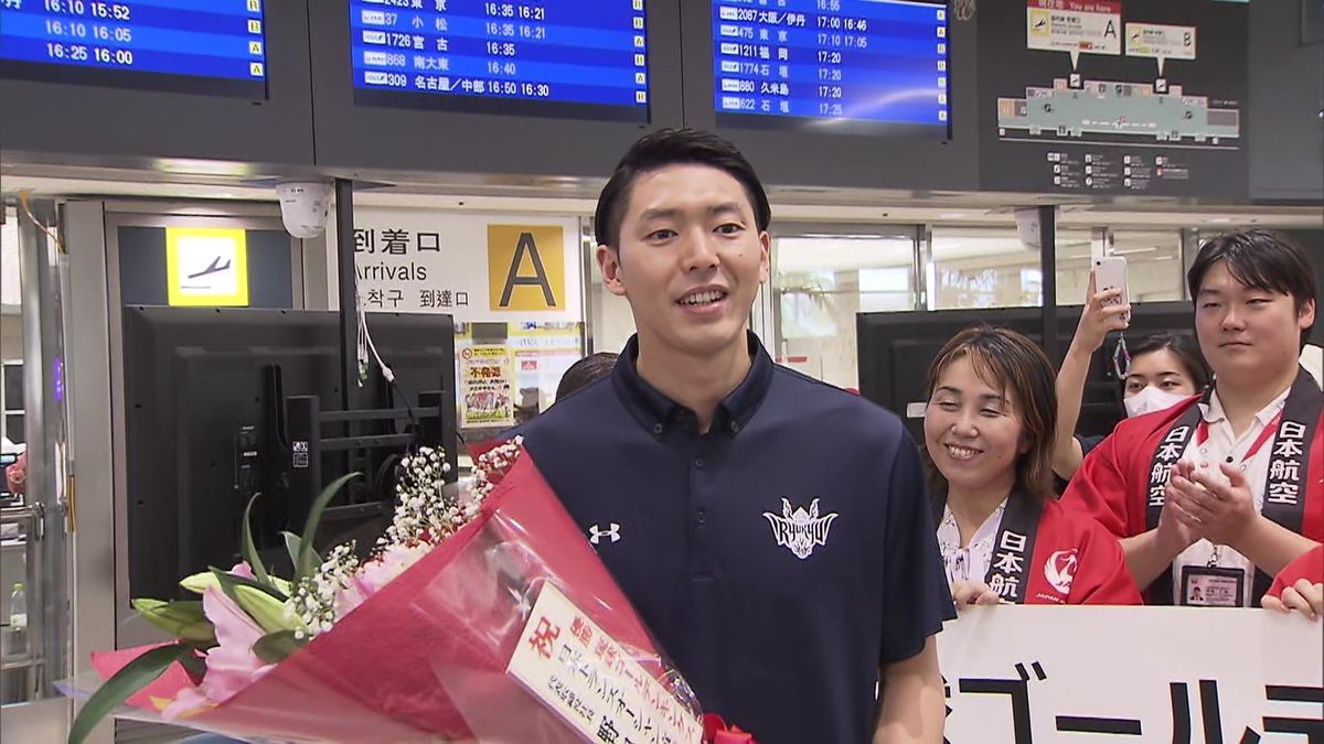 「沖縄をもっと元気に」Bリーグ初優勝の琉球が沖縄に凱旋　空港でファン出迎え