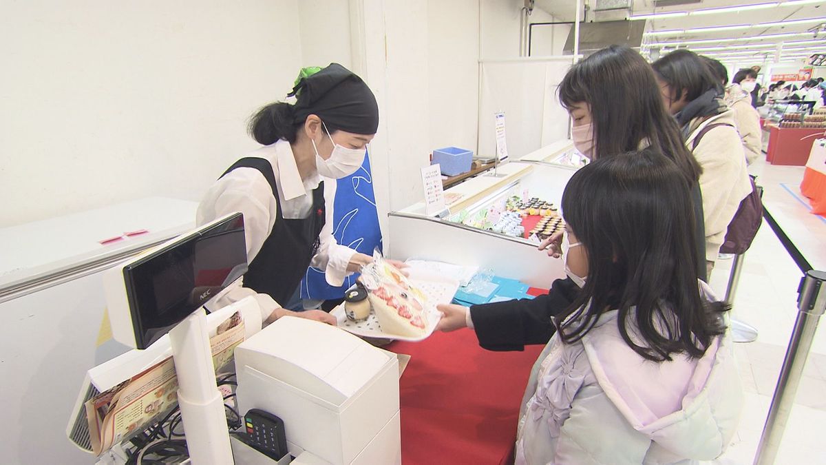 目当ての品を求めて行列　とっておきのグルメやスイーツ　西武福井店で28日まで開催中