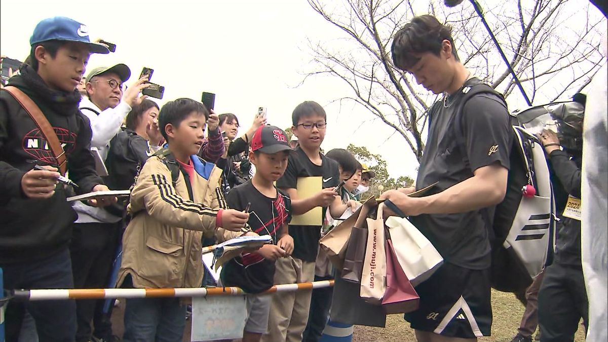 プレゼントのお返しにファンへサインするソフトバンク・和田毅投手