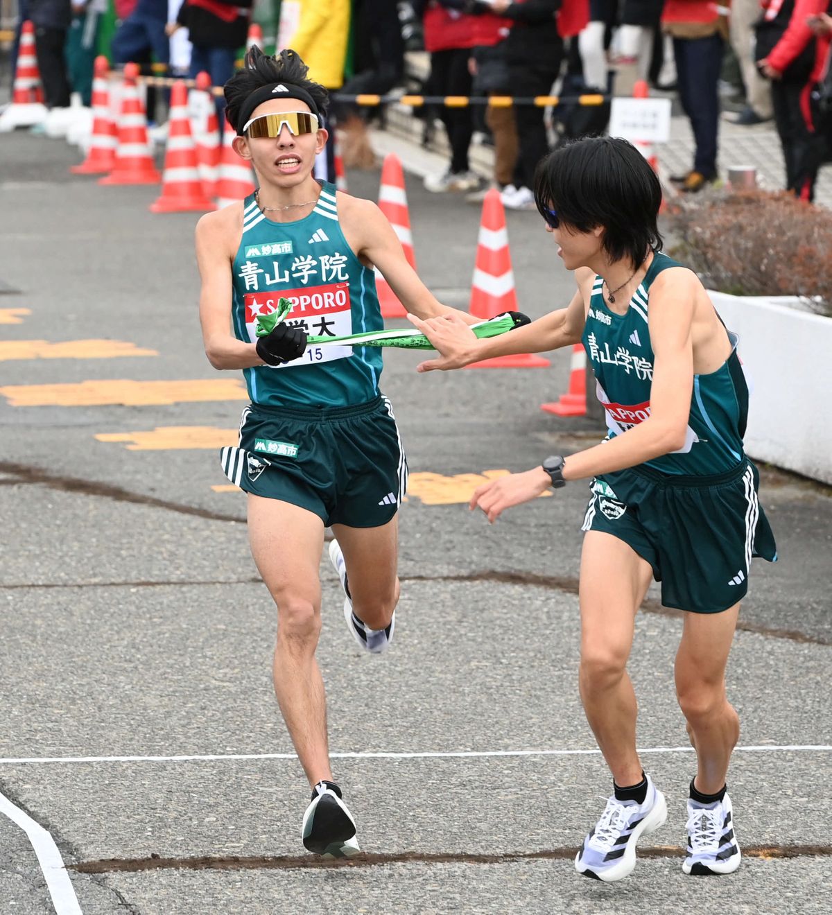 第100回大会の2区・黒田朝日選手と3区・太田蒼生選手のタスキリレー(写真：日刊スポーツ/アフロ)