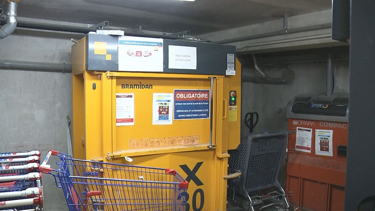スーパーの地下にはリサイクルの専用設備が並ぶ（フランス）