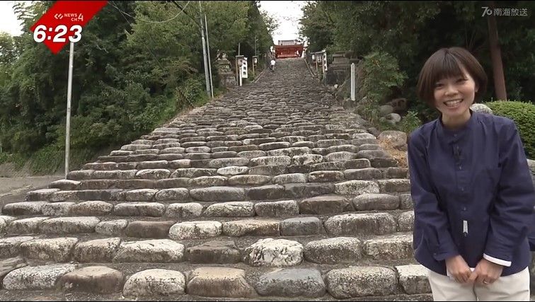 鉢合わせへと向かう神輿が下る伊佐爾波神社の石段