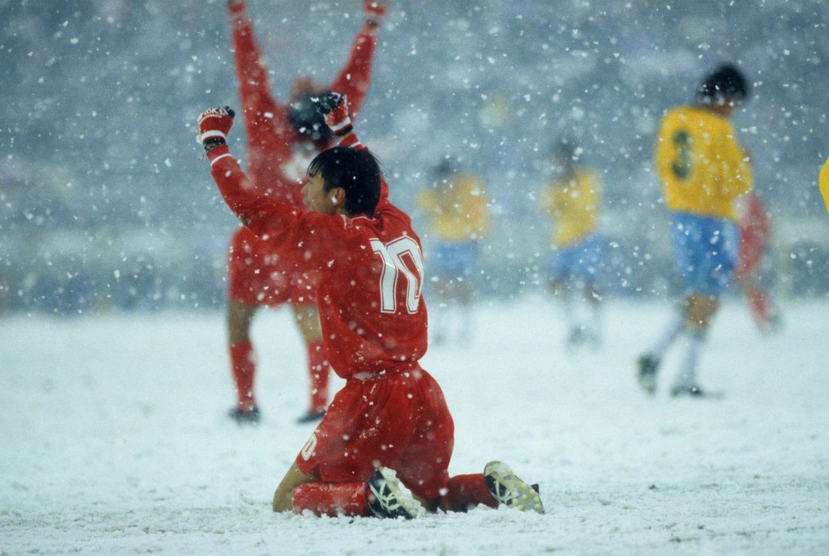 76回大会「雪の決勝」　勝った東福岡の10番は本山雅志（写真：全国高体連サッカー専門部）