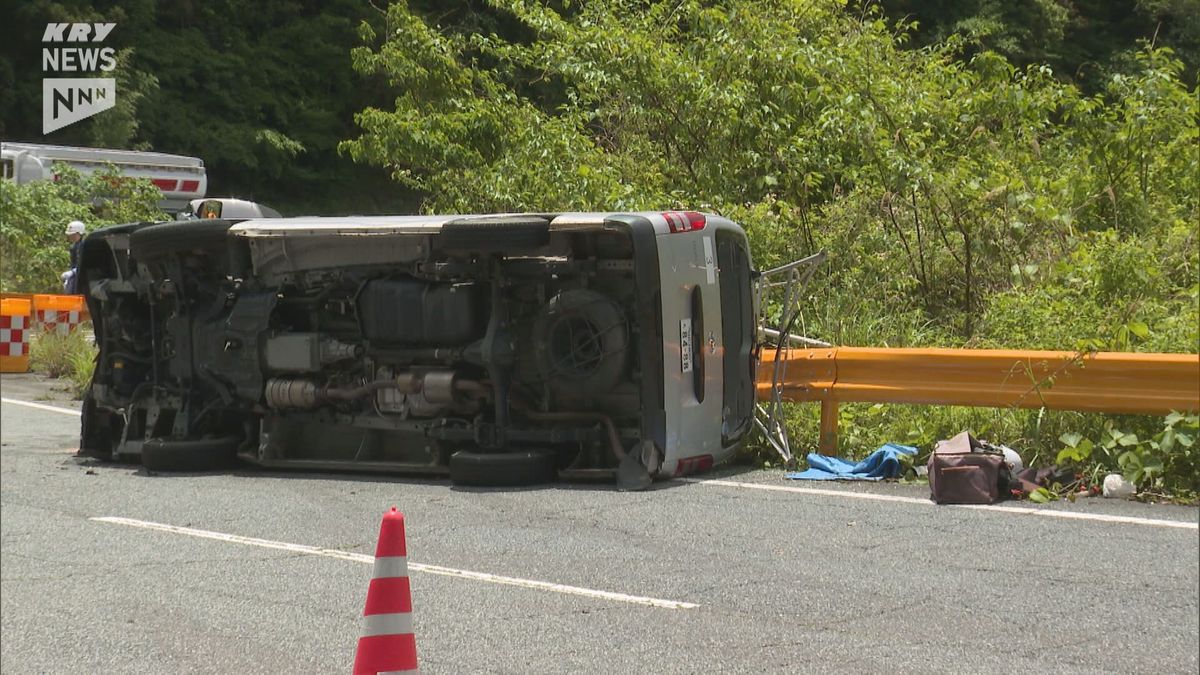 周南市の国道でワゴン車横転 後部座席の1人が死亡