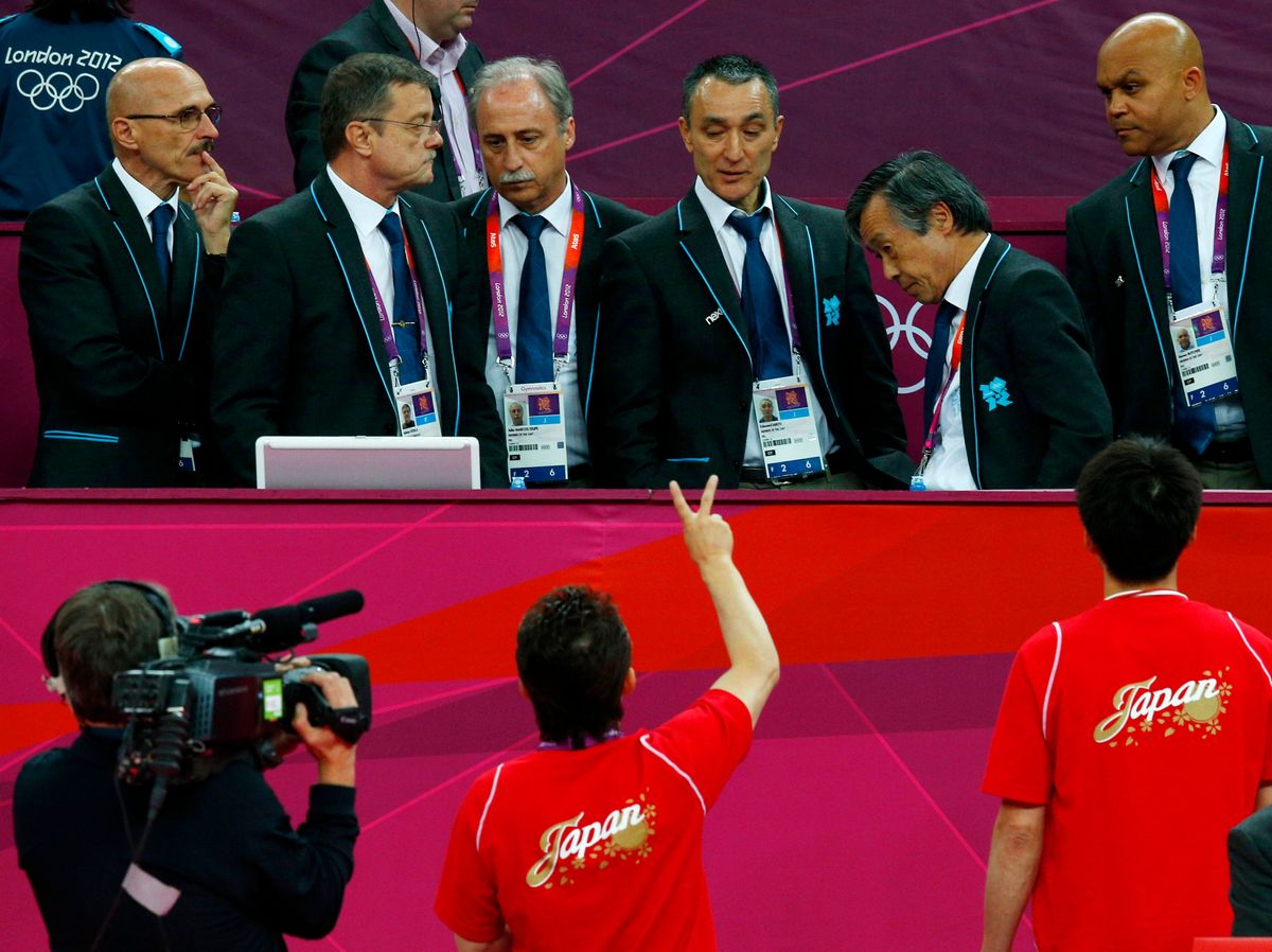 ロンドン五輪・体操男子団体決勝で審判に問い合わせをする日本のコーチ陣(写真：ロイター/アフロ)