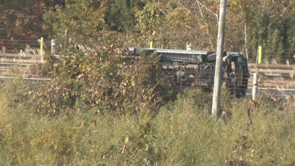 ＜車１台”横転”＞東北道「若柳金成IC～築館IC」間で事故　隣の車線の車に衝突した車が”横転”　2人軽傷