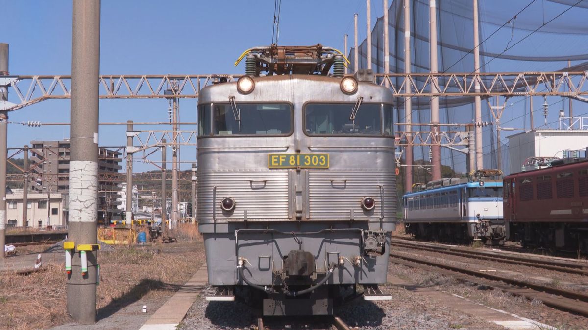 "銀釜”愛称のファンに人気の電気機関車　EF81　303号機　機関車に添乗取材