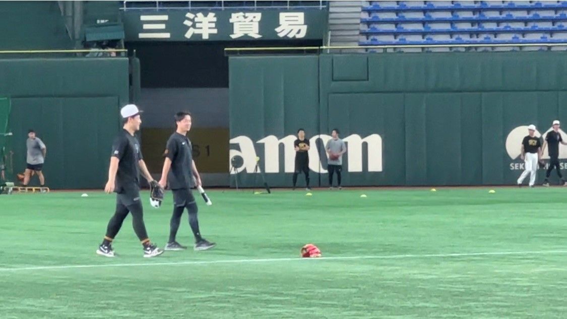 巨人・岡本和真が試合前にレフトで練習　亀井コーチと“みっちり”打ち合わせも