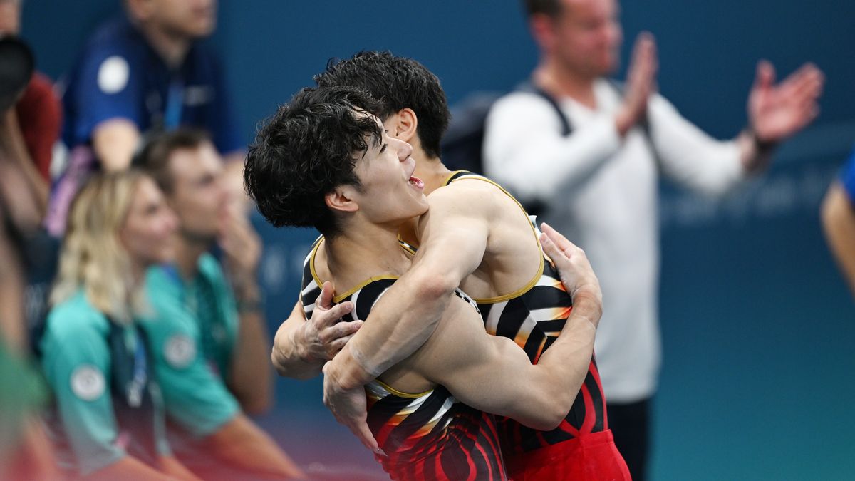 体操の男子個人総合で優勝した岡慎之助選手と橋本大輝選手が抱擁(写真：松尾/アフロスポーツ)