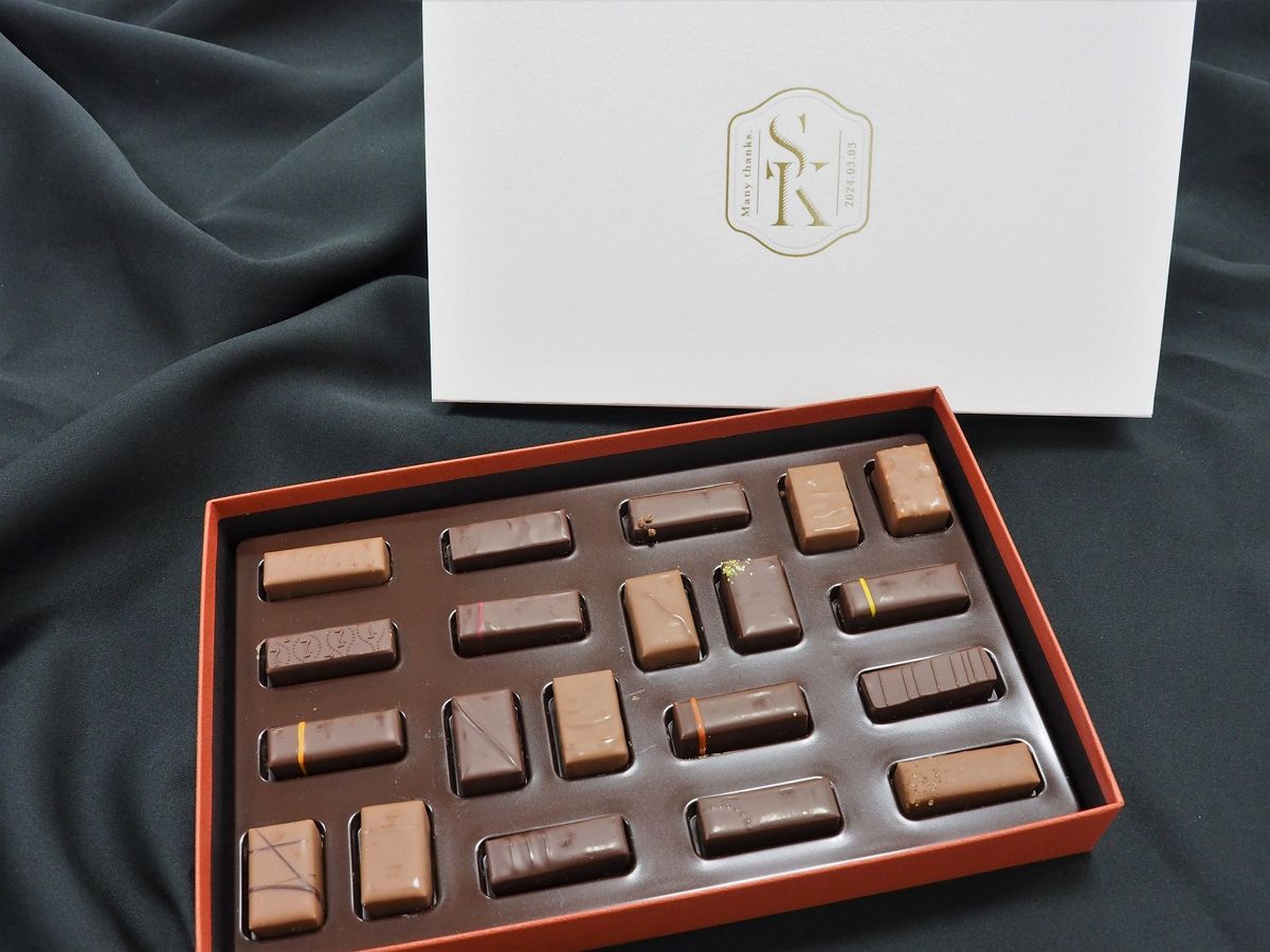 加藤さんが贈ったチョコレート　外箱にはロゴが
