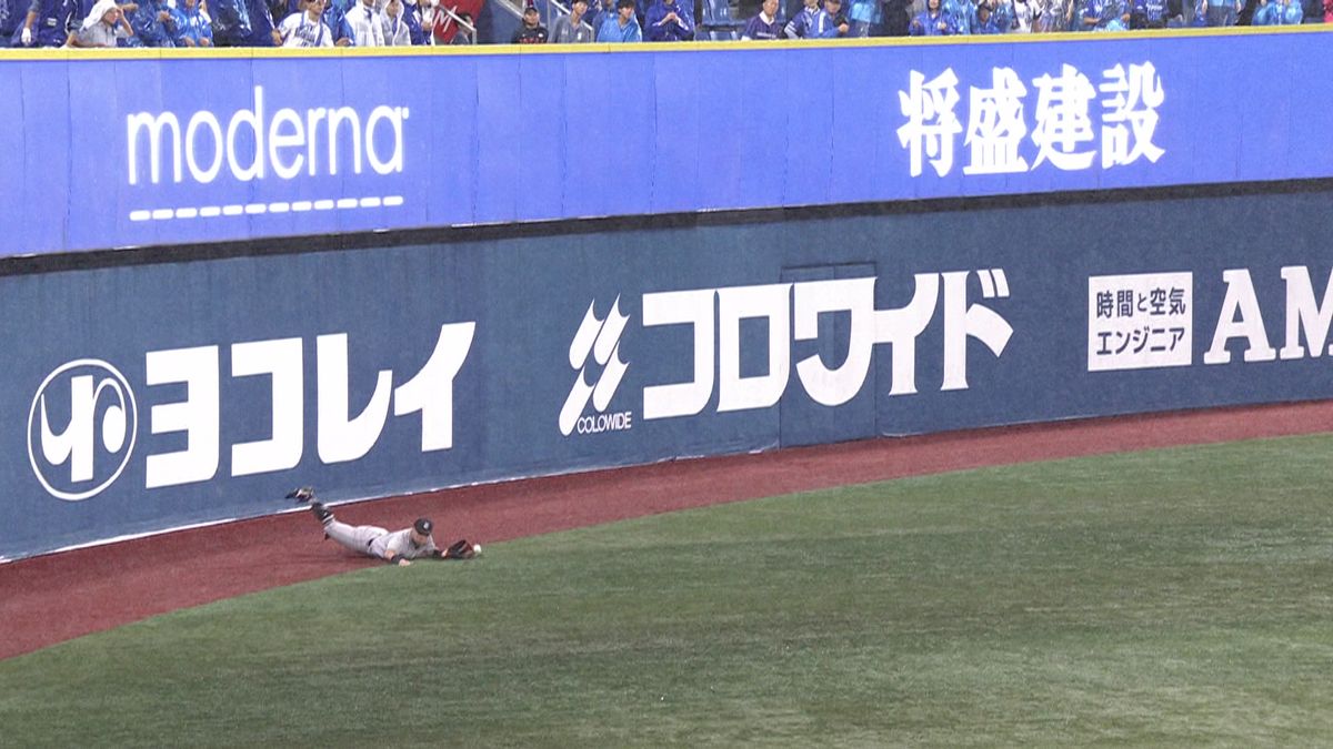 雨にぬれた芝でライト浅野翔吾選手が転倒