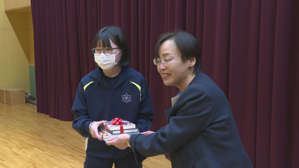 大雨被害の戸沢村の学校に図書300冊寄付　生徒たちが被災当時や現状語る　今も避難生活