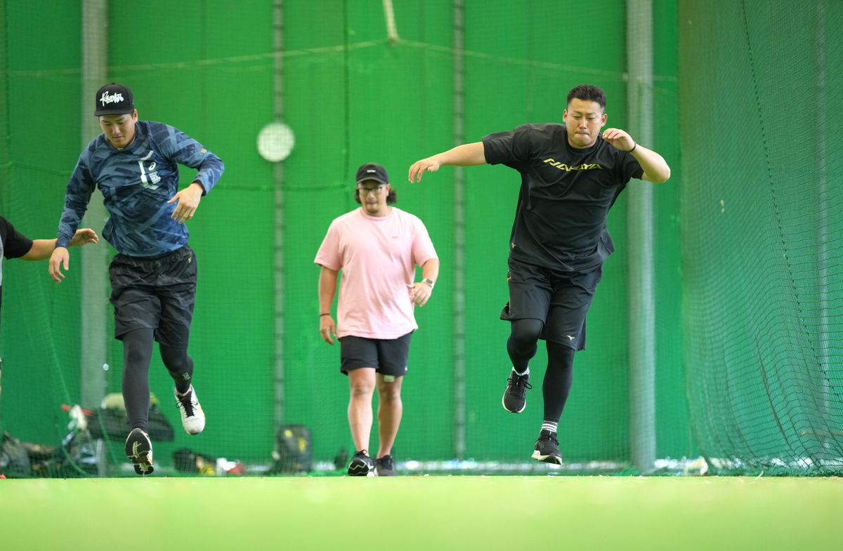 秋広優人選手(左)とトレーニングする中田翔選手(右)【写真:球団提供】