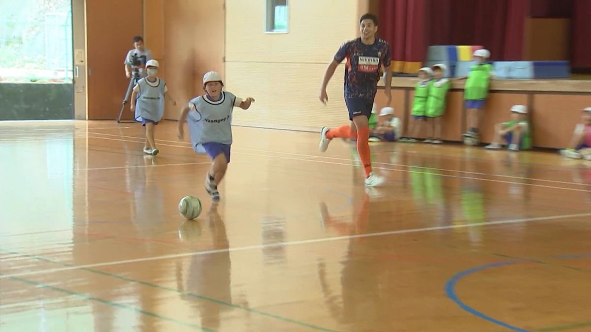 バサジィ大分の選手が小学生と交流　プロにテクニックを教わりミニゲーム楽しむ