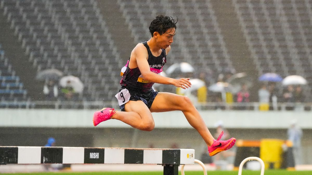 雨の中、3000メートル障害の今季初戦に挑み、得意のラストスパートでレースを制した三浦龍司選手