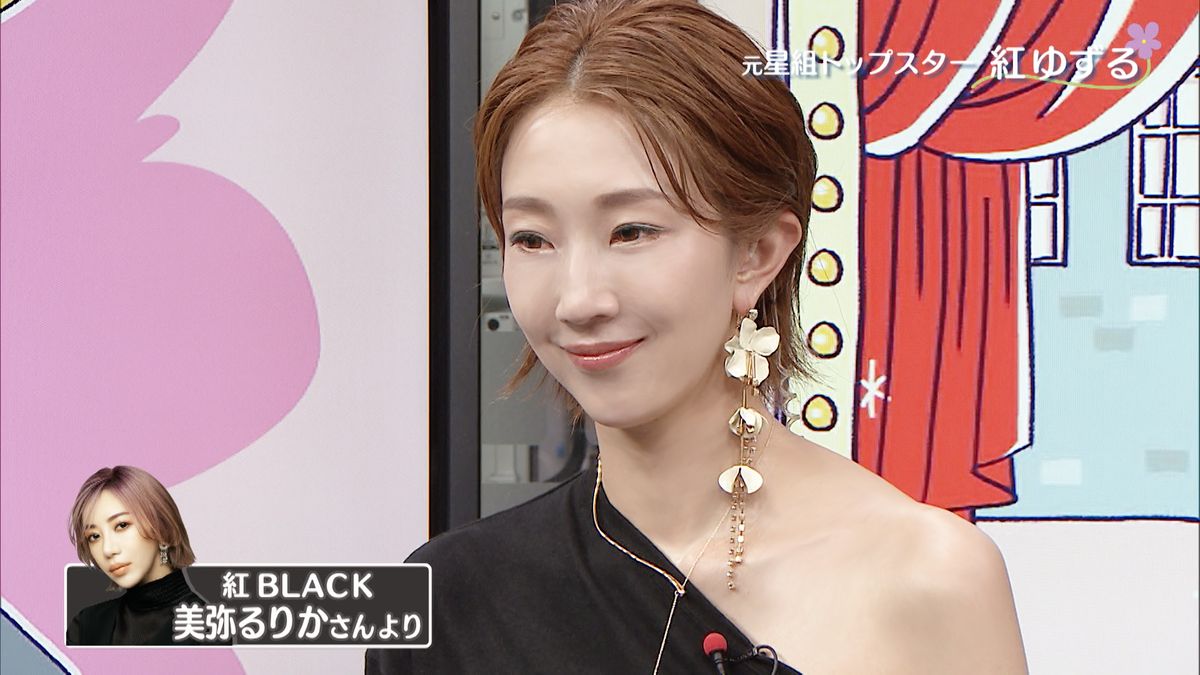 メンバーからのメッセージに感じ入る紅ゆずるさん