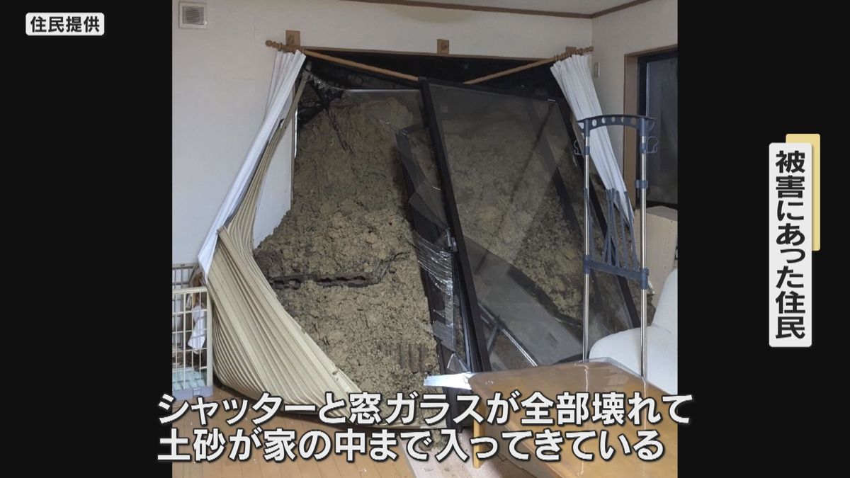 「窓ガラスが全部壊れて土砂が家の中まで入ってきた」奈良県生駒市で土砂崩れ発生　住宅と線路に流入