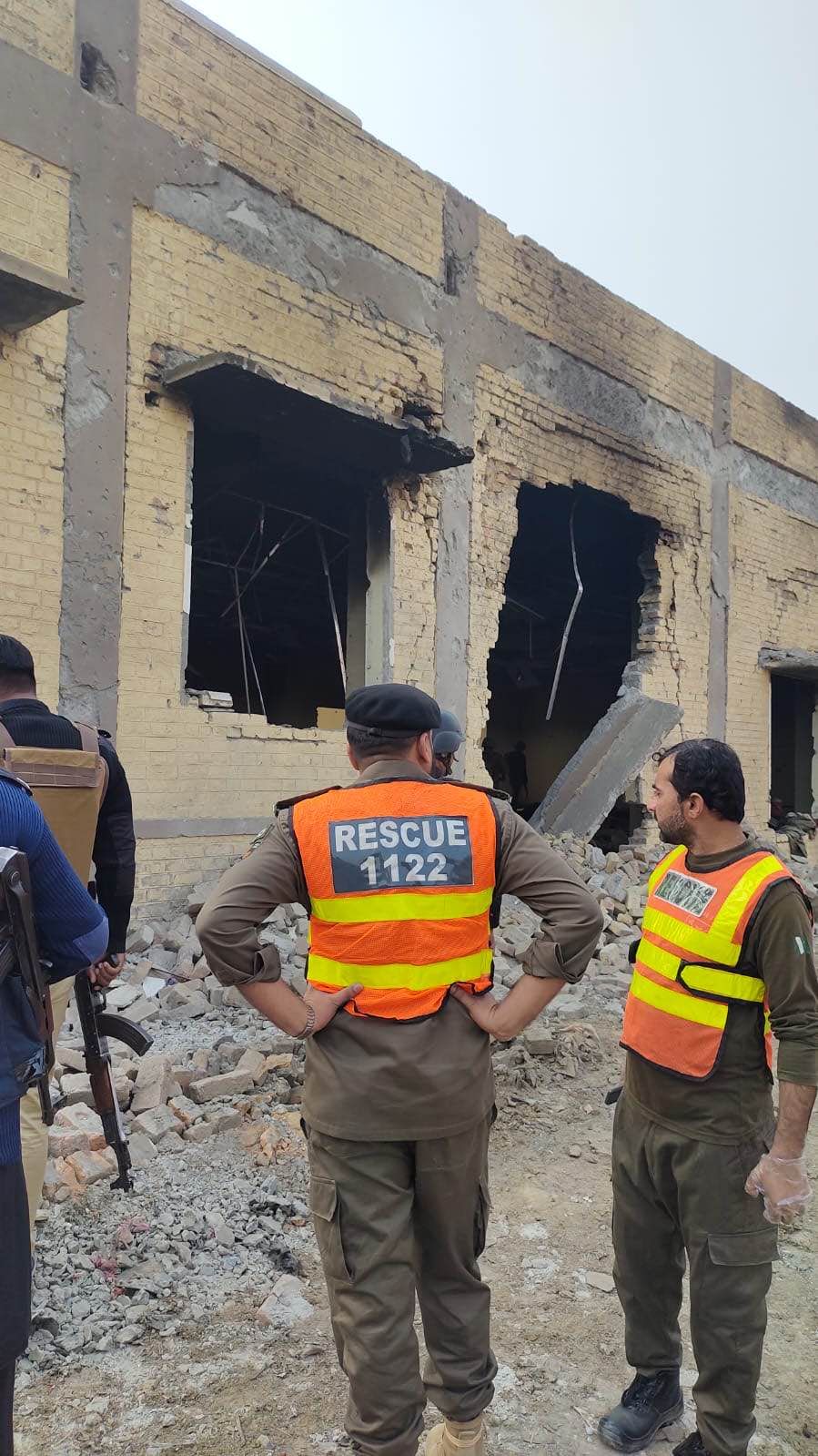 警察署に爆発物積んだトラックが突っ込み20人以上死亡　自爆テロか　パキスタン