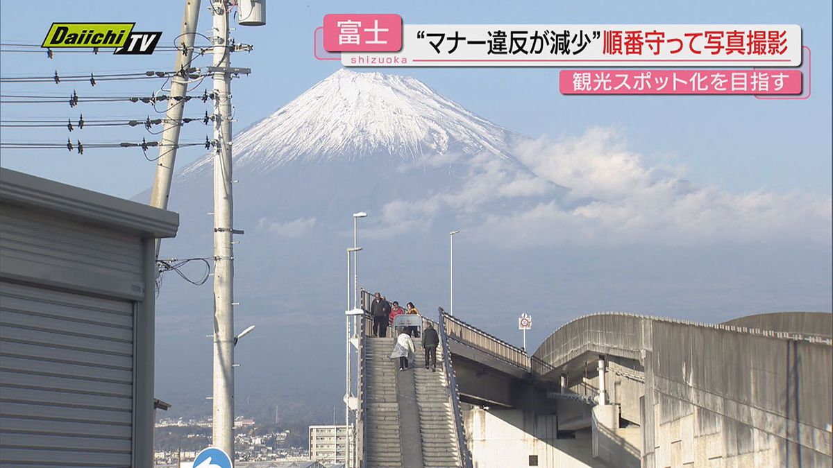 【富士山】雪化粧が映えるシーズン到来…外国人観光客押し寄せマナー違反問題化した撮影スポットは今(静岡)